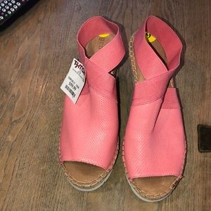 Wedge, coral sandals